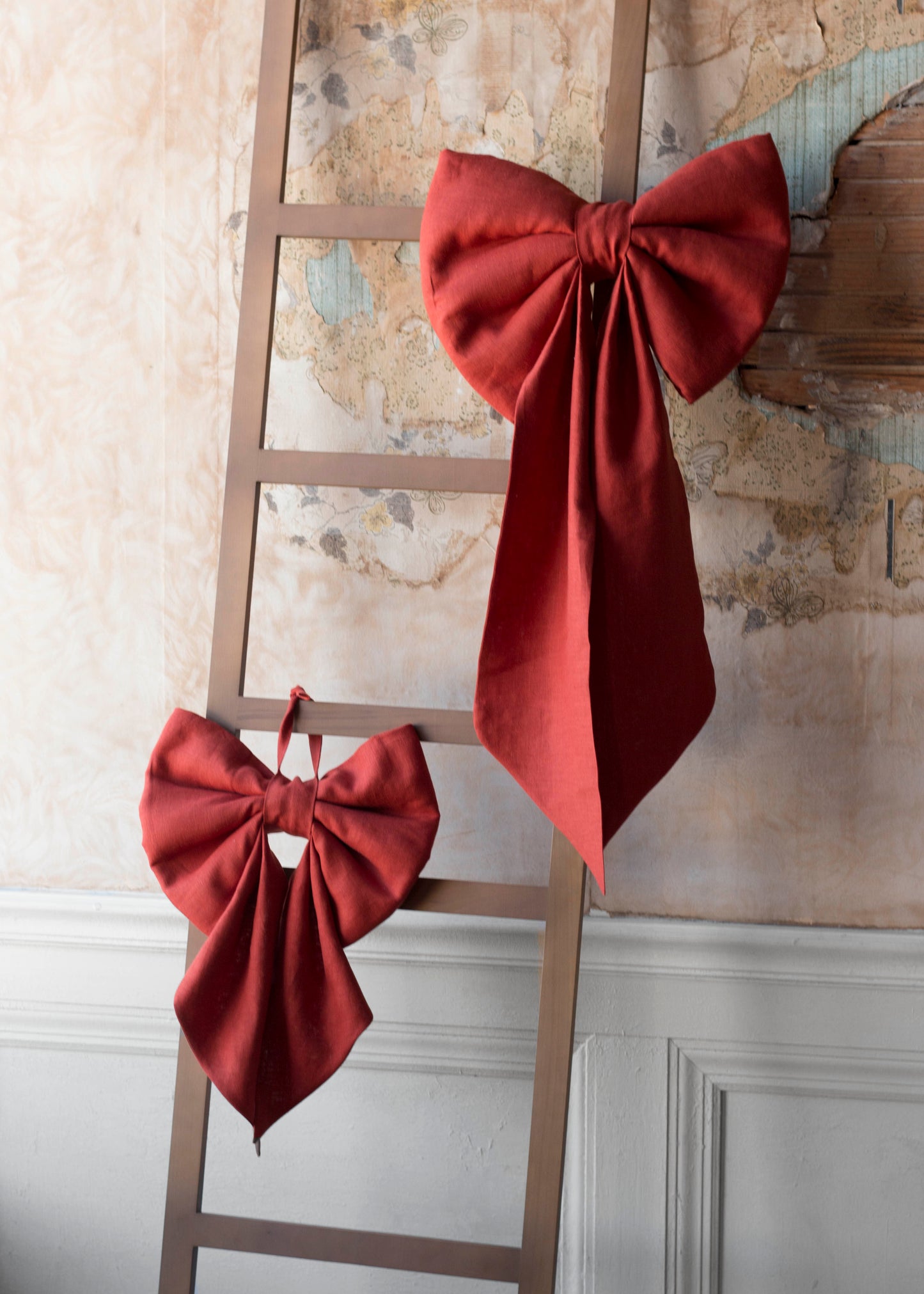 Red Giant Linen Bow